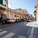 Superata Piazza Umberto I, ci troviamo sulla strada principale di Carbonara: via Vittorio Veneto